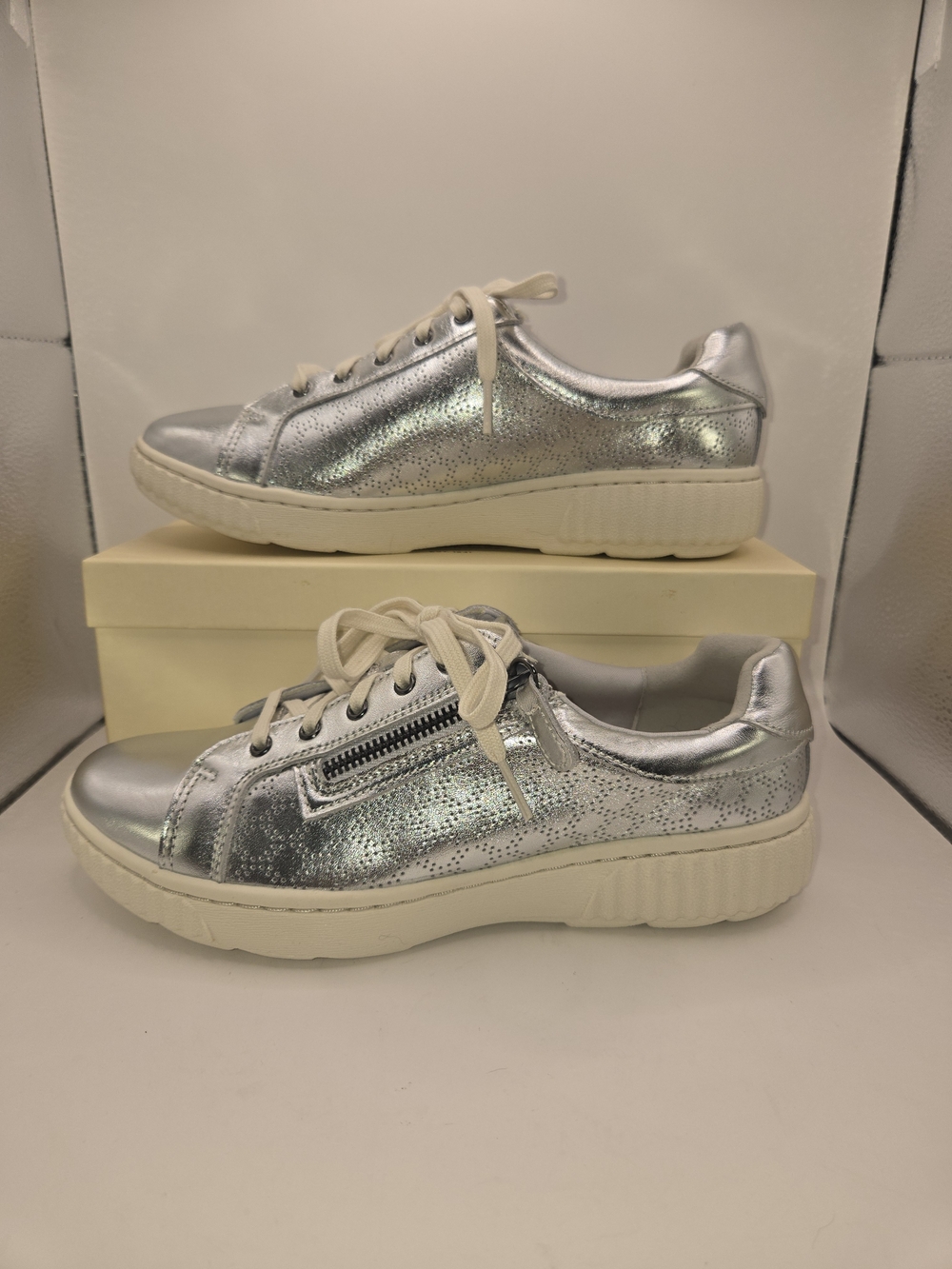 Clarks Caroline Rio in silver metallic embossed leather Womens 7.5 WIDE